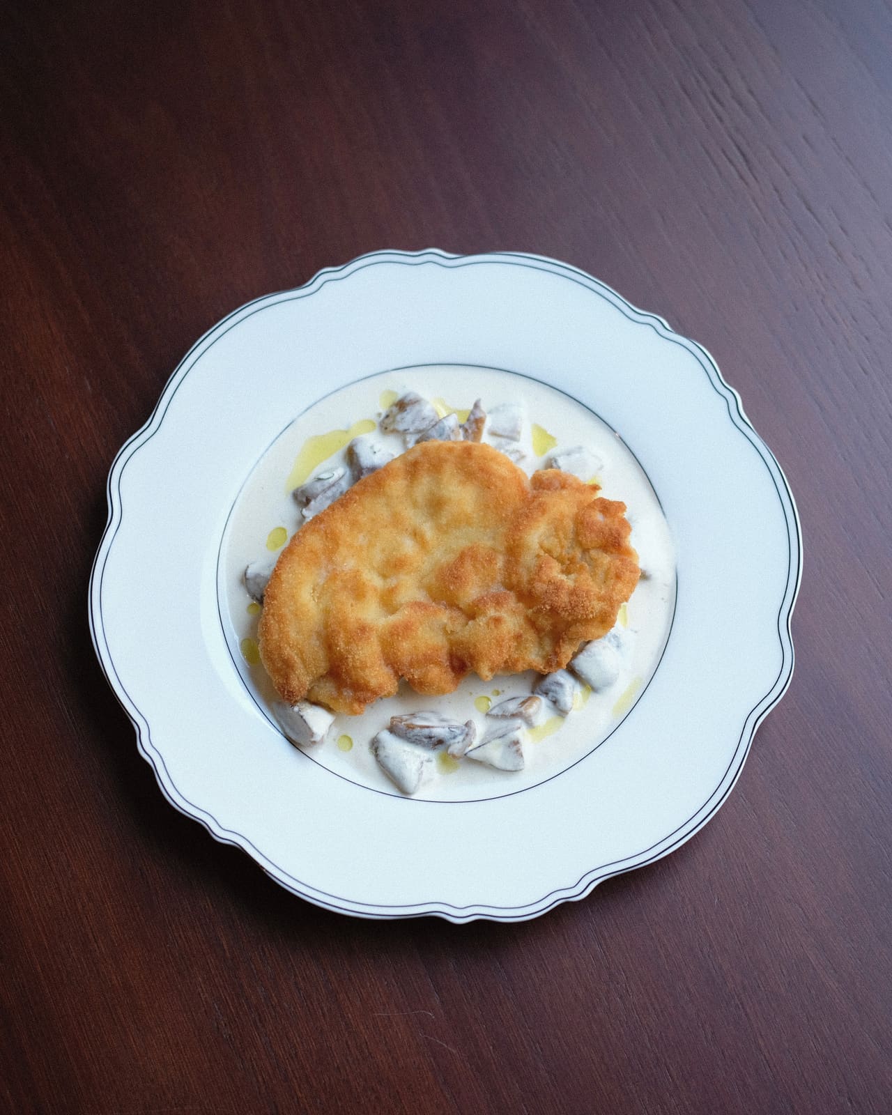 Шницель куриный и сливочный соус с белыми грибами